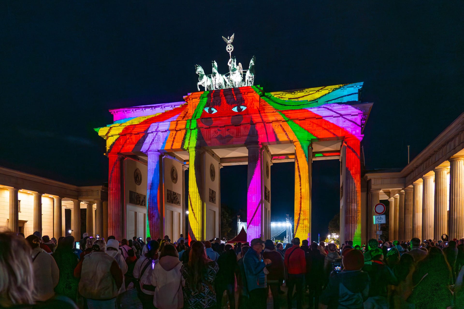 Das angestrahlte Brandenburger Tor während des 19. Festivals of Light in Berlin.