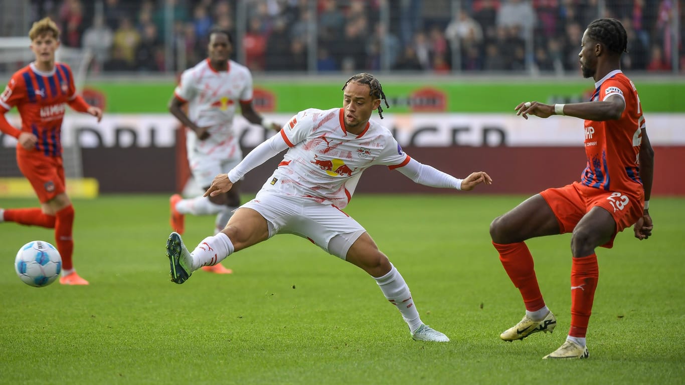 Xavi Simons im Duell mit Omar Traoré.