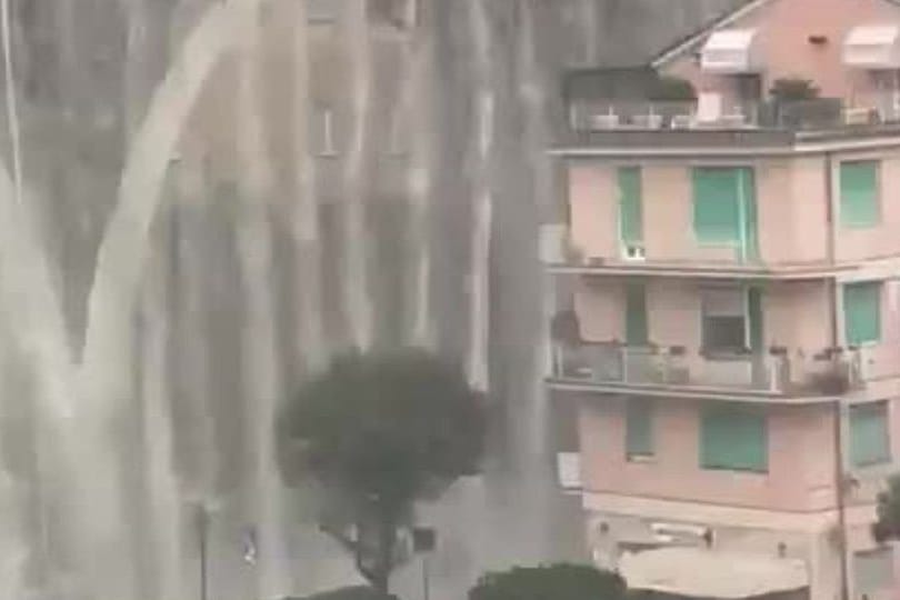 Eine Autobrücke nahe Genua wurde zum Wasserfall.