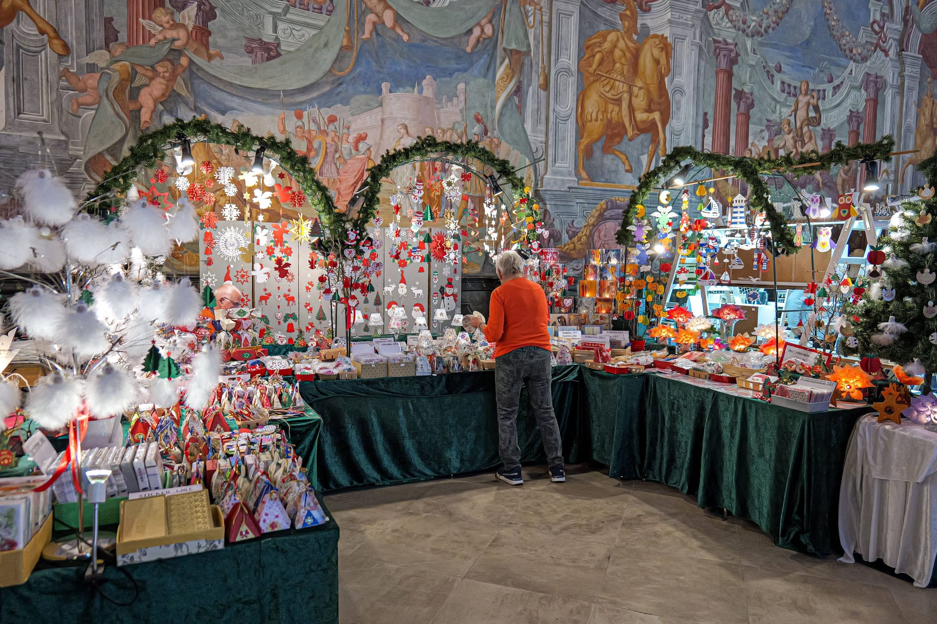 Ein Stand beim Winterzauber in Herrenhausen (Archivbild): Der Markt bereitet vorweihnachtliche Stimmung.