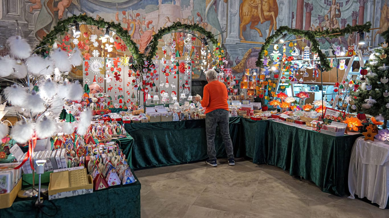 Ein Stand beim Winterzauber in Herrenhausen (Archivbild): Der Markt bereitet vorweihnachtliche Stimmung.