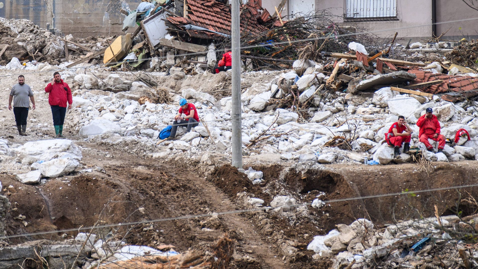 Helfer im Schutt: Erdrutsche haben in der Umgebung von Jablanica große Zerstörung angerichtet.