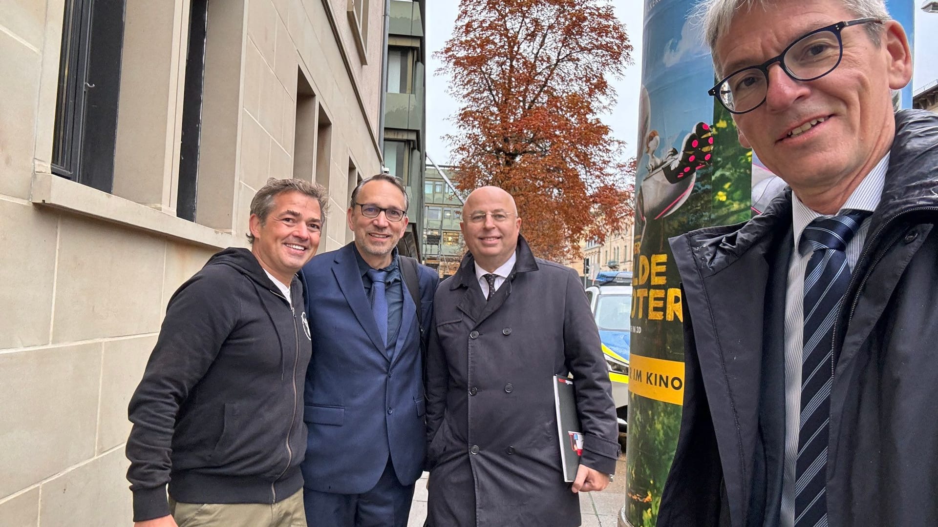 Prozessauftakt: Ballweg-Verteidiger Alexander Christ (rechts) postete vor dem Gericht das Foto mit dem Querdenken-Gründer und den Verteidigern Ralf Ludwig und Gregor Samimi.