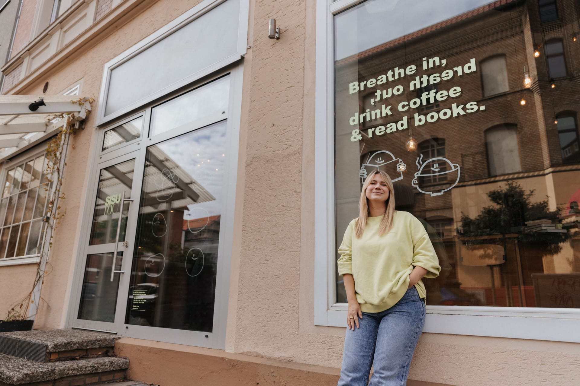 Louisa Dellert vor ihrem neuen Buchcafé in Braunschweig.