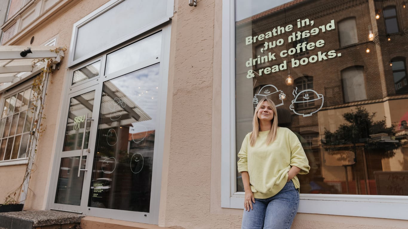 Louisa Dellert vor ihrem neuen Buchcafé in Braunschweig.