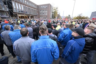 Mitarbeiter stehen bei einer Informationsveranstaltung des Gesamtbetriebsrates der Volkswagen AG in Wolfsburg (Archivbild): Die Stimmung im Stammwerk ist gedämpft.