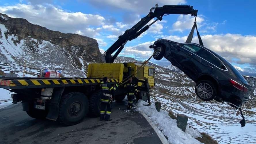 Unfall auf der Großglockner Hochalpenstraße: Die Feuerwehr musste einen Mercedes bergen, der von der Fahrbahn abgekommen war.