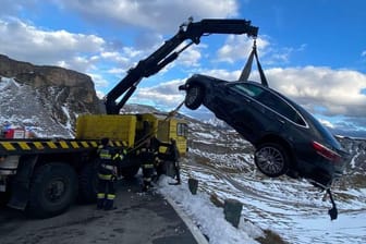 Unfall auf der Großglockner Hochalpenstraße: Die Feuerwehr musste einen Mercedes bergen, der von der Fahrbahn abgekommen war.