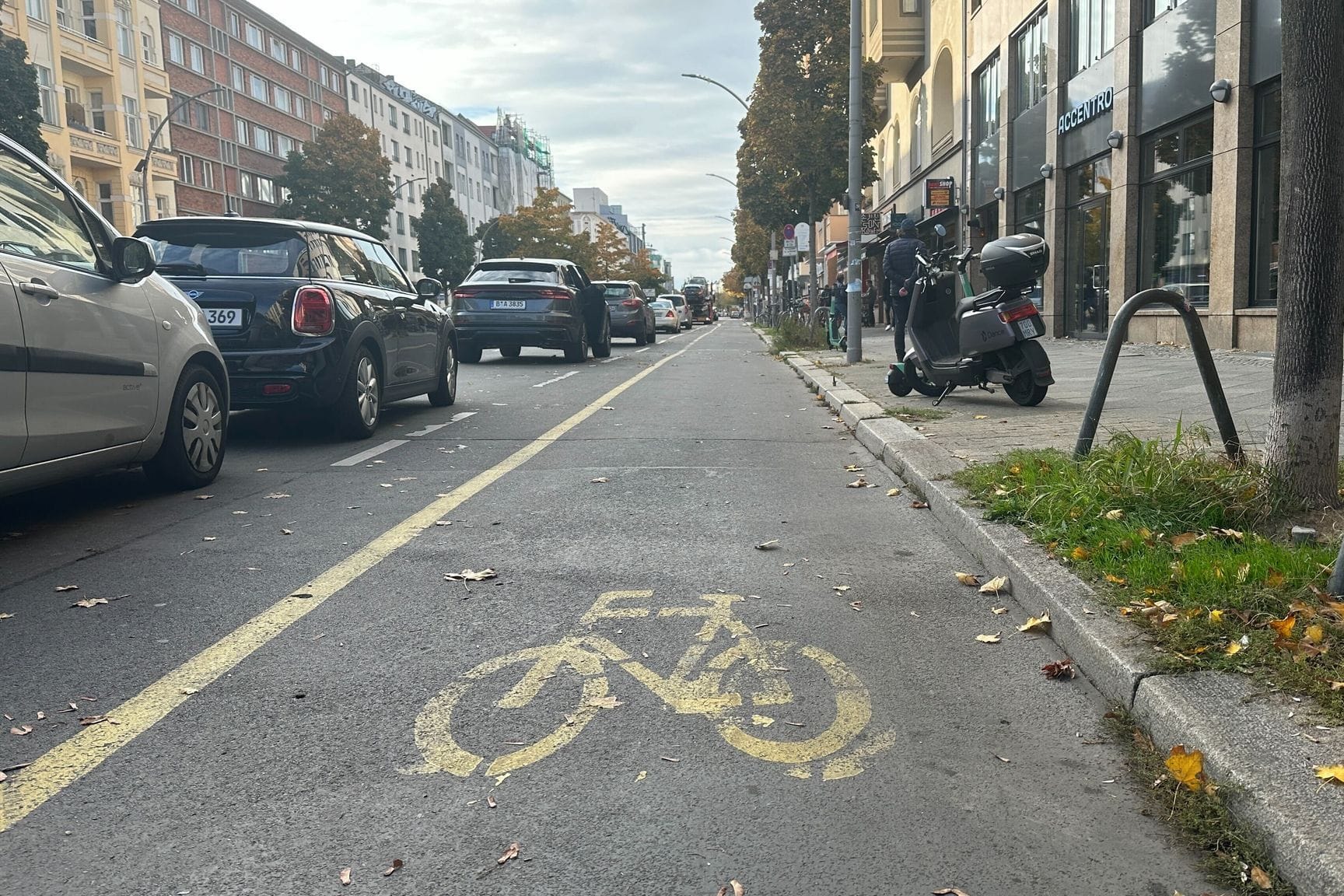 ARCHIV - 21.10.2024, Berlin: Der Radweg in der Kantstraße in dem Berliner Stadtteil Charlottenburg führt zwischen parkenden Autos und dem Fußgängerweg entlang.