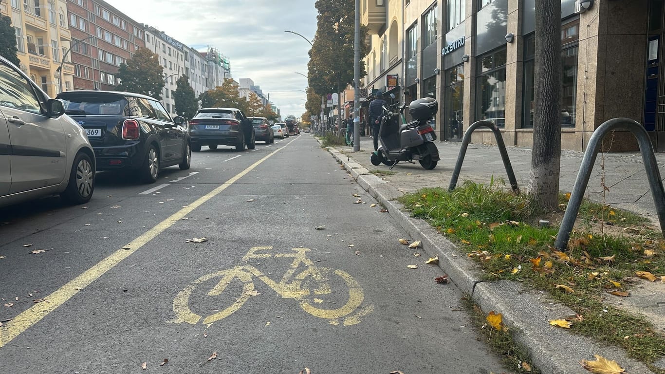 ARCHIV - 21.10.2024, Berlin: Der Radweg in der Kantstraße in dem Berliner Stadtteil Charlottenburg führt zwischen parkenden Autos und dem Fußgängerweg entlang.