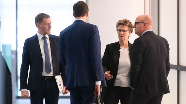 Michael Kretschmer (CDU, l.), Ministerpräsident von Sachsen, Conrad Clemens (CDU), Chef der Staatskanzlei, Sabine Zimmermann, Co-Vorsitzende des BSW Sachsen, und Henning Homann, Co-Vorsitzender der SPD: Sie reden wieder miteinander.