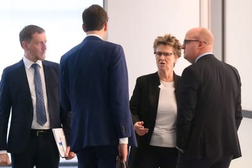 Michael Kretschmer (CDU, l.), Ministerpräsident von Sachsen, Conrad Clemens (CDU), Chef der Staatskanzlei, Sabine Zimmermann, Co-Vorsitzende des BSW Sachsen, und Henning Homann, Co-Vorsitzender der SPD: Sie reden wieder miteinander.