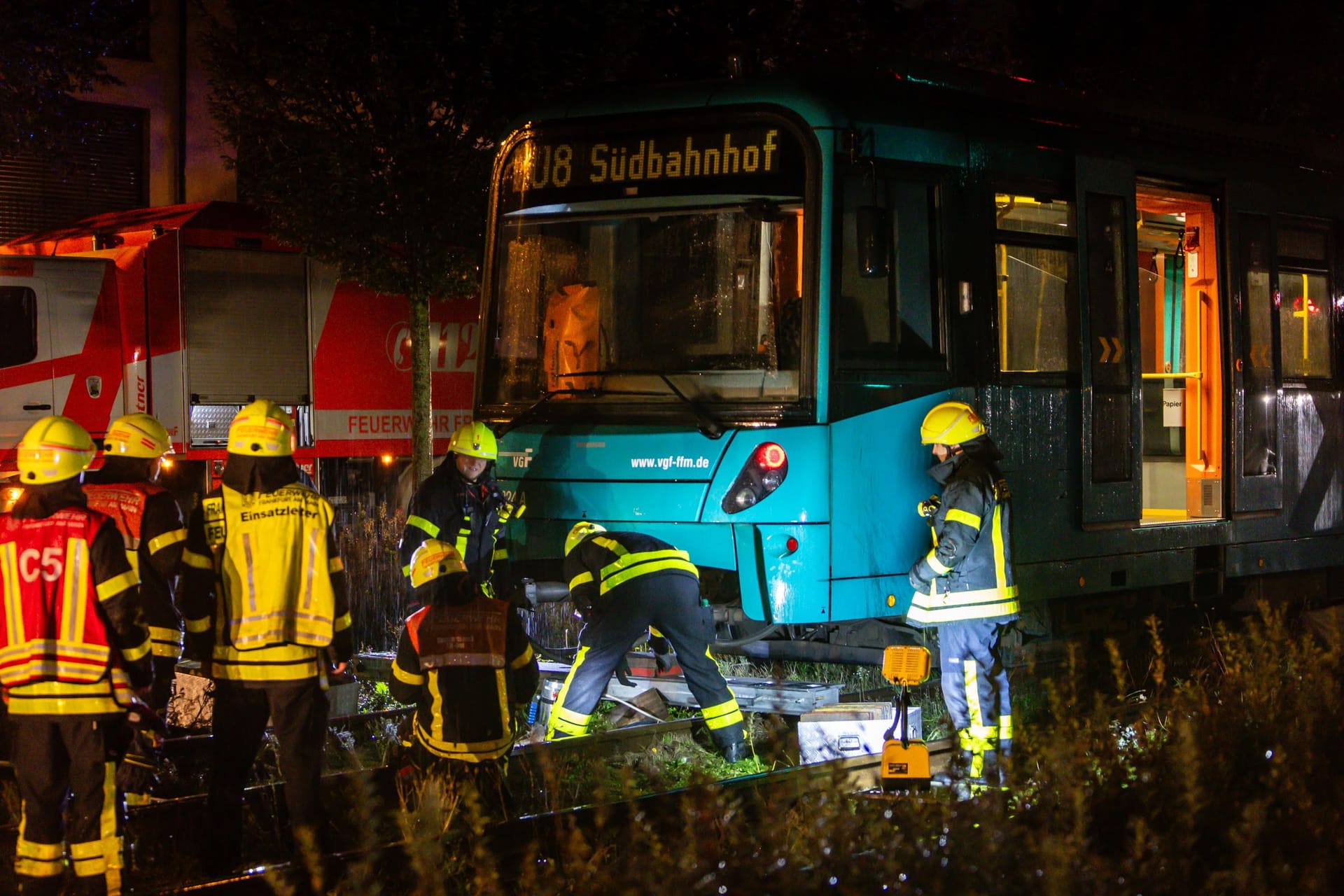 Rettungskräfte am Triebwagen: Am späten Dienstagabend kam es an der Haltestelle der U8 am Uni Campus Riedberg zu dem Unfall.