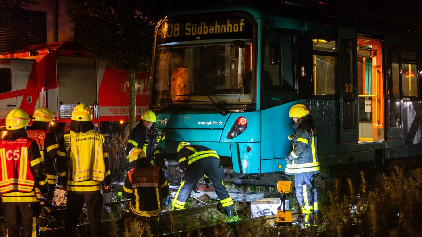 Rettungskräfte am Triebwagen: Am späten Dienstagabend kam es an der Haltestelle der U8 am Uni Campus Riedberg zu dem Unfall.