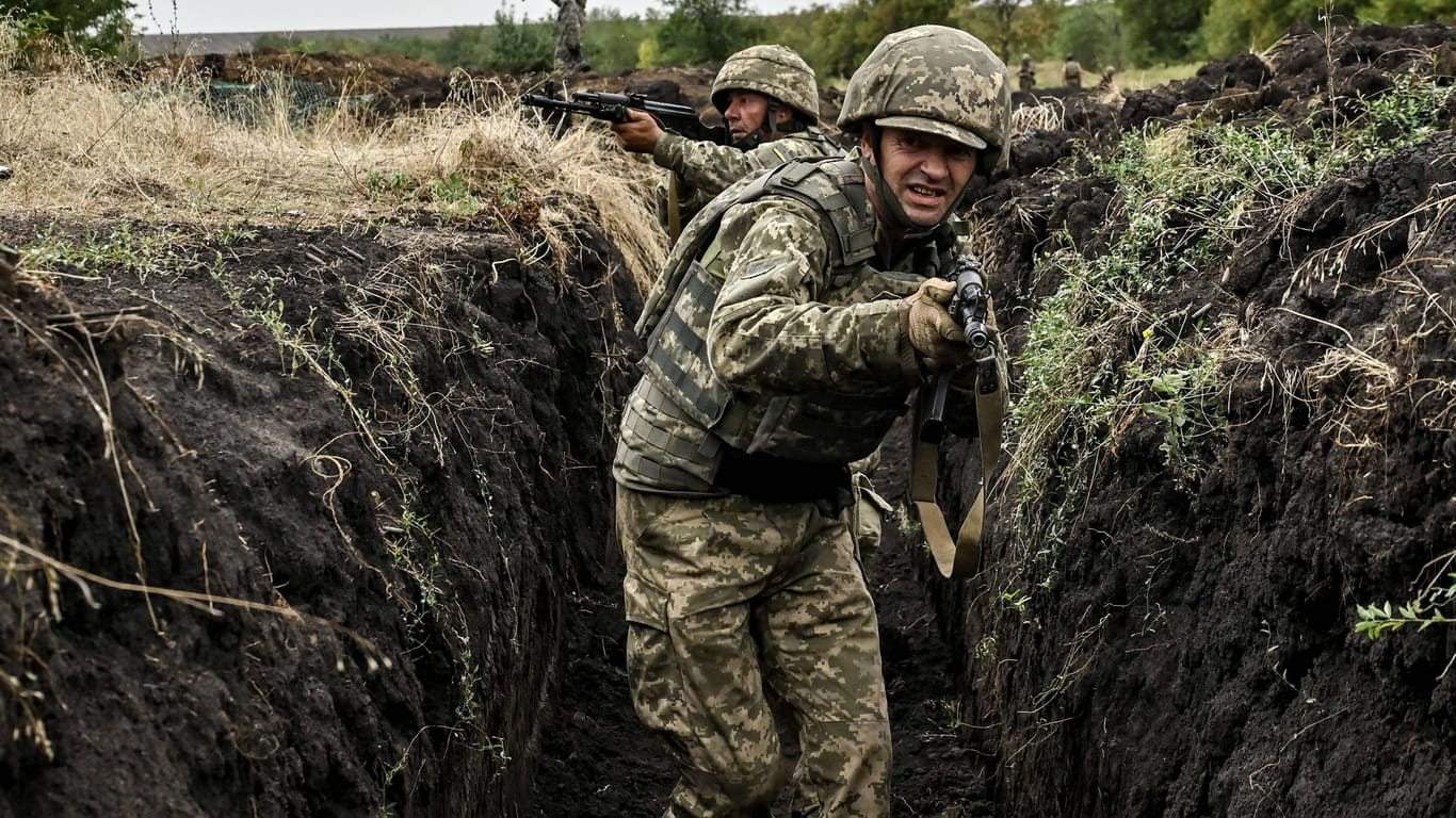 Ukrainische Soldaten in der Ausbildung: Der Ukraine fehlt es aktuell wieder an Waffen, Munition und militärischem Gerät.