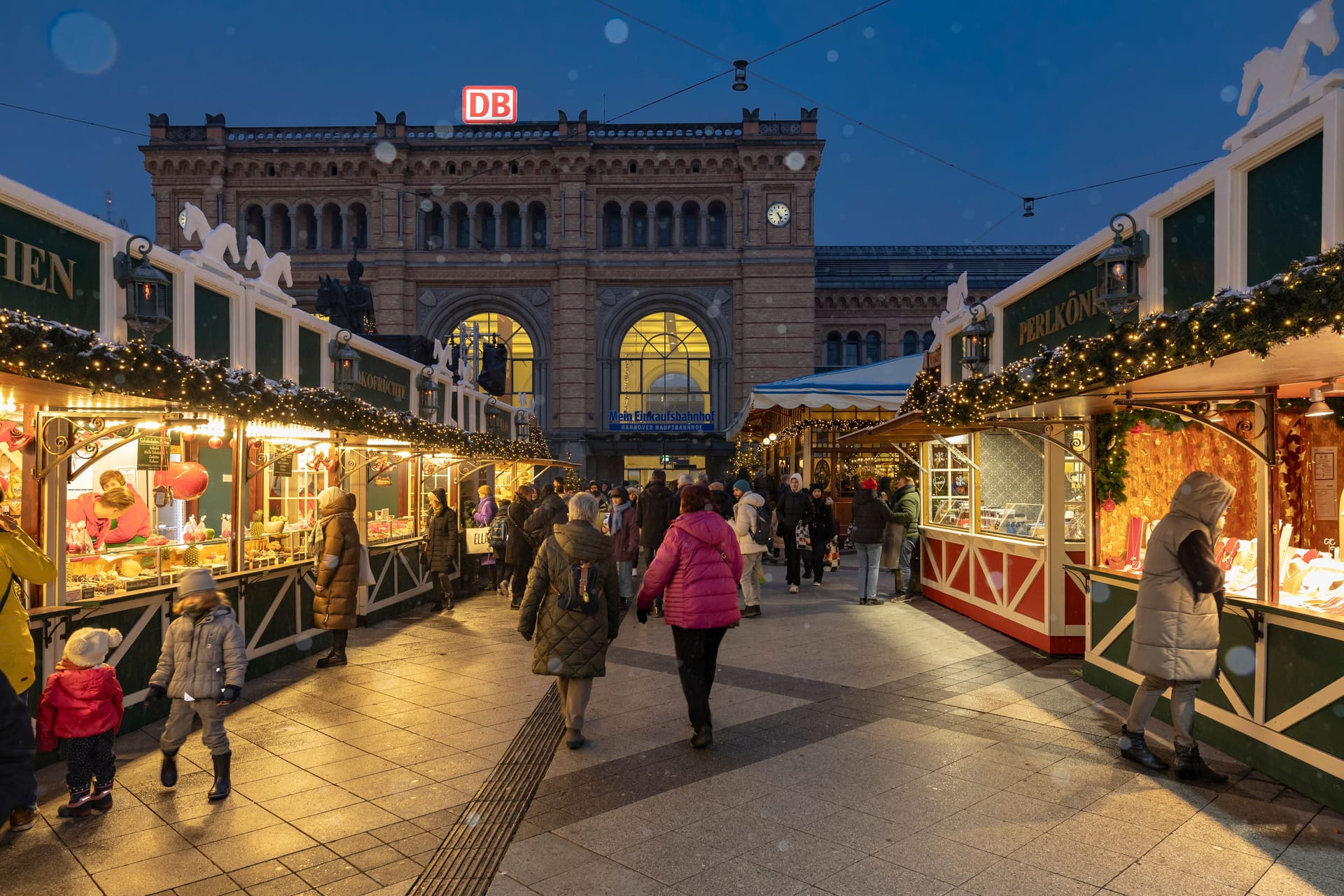 Das Roncalli-Weihnachtsdorf: An den 55 Ständen gibt es viel zu entdecken.