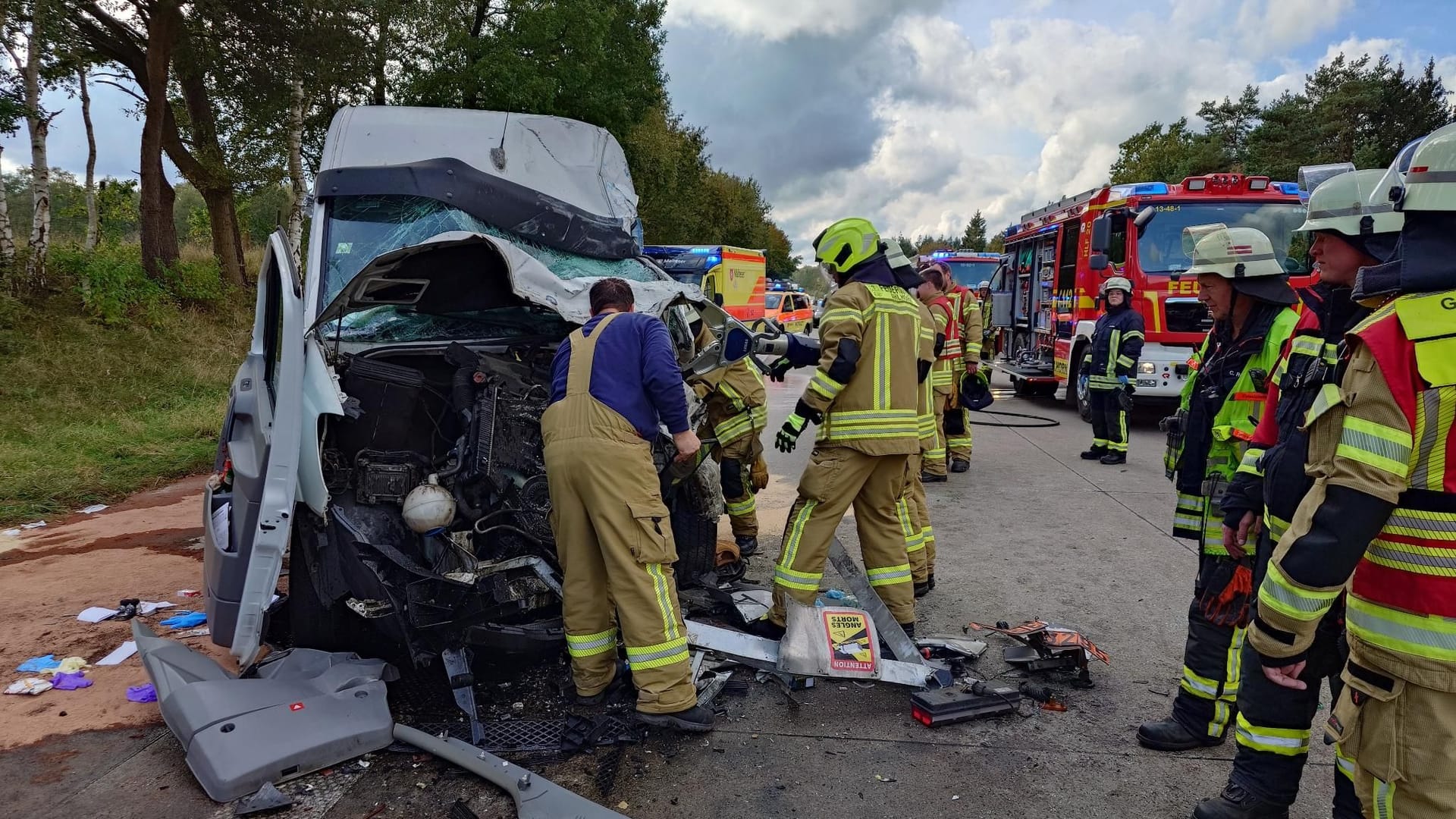 Der Kleintransporter krachte frontal in den Sattelzug.