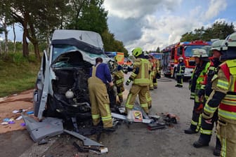 Der Kleintransporter krachte frontal in den Sattelzug.