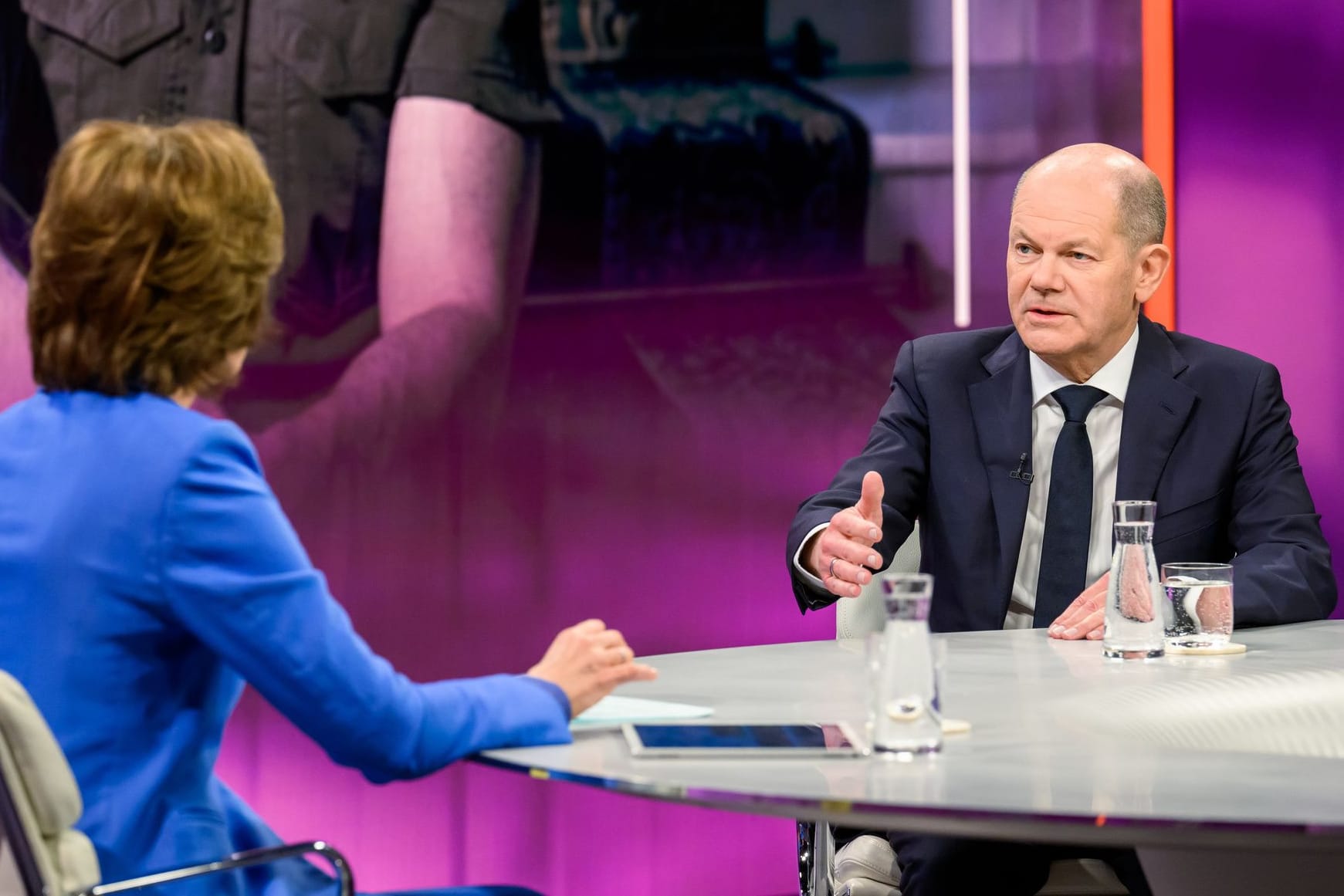 Maybrit Illner: Die ZDF-Talkmasterin spricht mit Bundeskanzler Olaf Scholz.