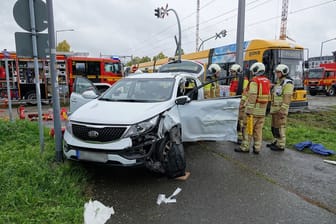 Bei dem Unfall wurde die Frau in ihrem Wagen eingeklemmt.