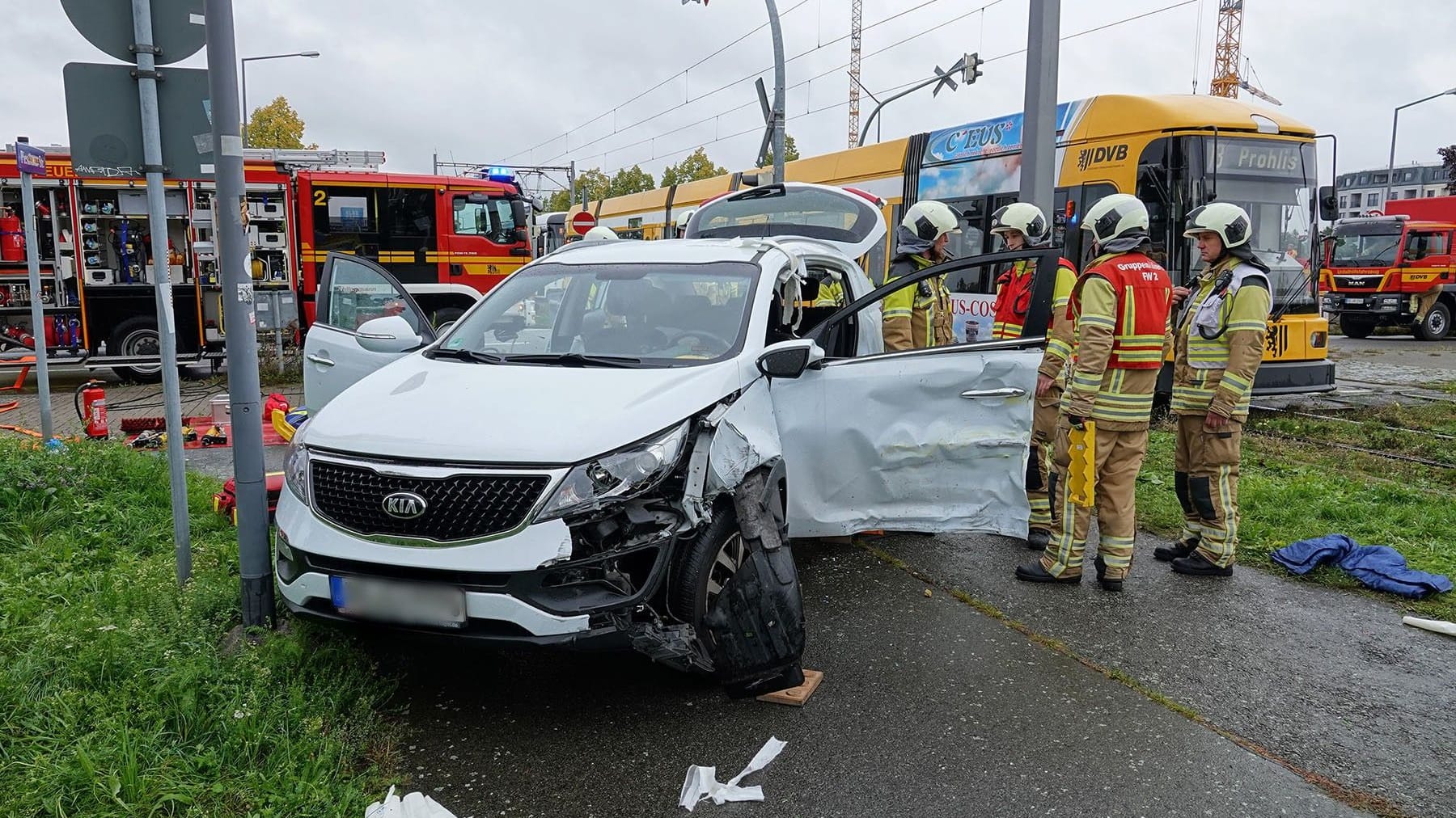 Bei dem Unfall wurde die Frau in ihrem Wagen eingeklemmt.