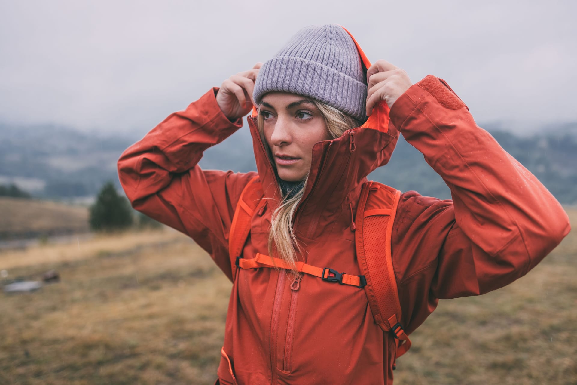 Eine Damen-Outdoorjacke bietet optimalen Schutz gegen Regen und starken Wind, sodass Sie für jedes Wetter bestens gewappnet sind. (Symbolbild)