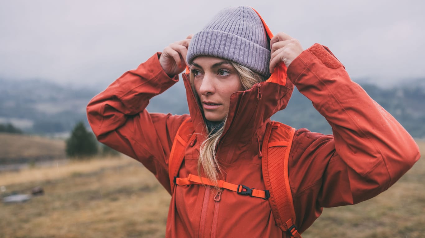 Eine Damen-Outdoorjacke bietet optimalen Schutz gegen Regen und starken Wind, sodass Sie für jedes Wetter bestens gewappnet sind. (Symbolbild)