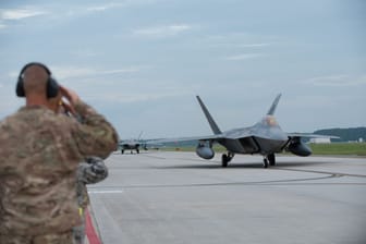 Kampfjet der US Air Force (Archivbild): Mehrere Augenzeugen berichteten von mysteriösen Flugobjekten über der Militärbasis in Langley.