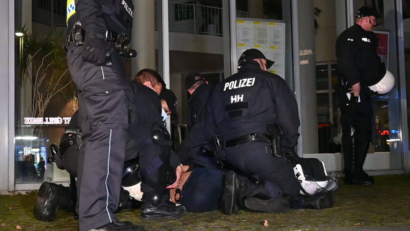 Festnahme in Hamburg (Archivbild): Über 150 Jugendliche randalierten dort an Halloween 2022.