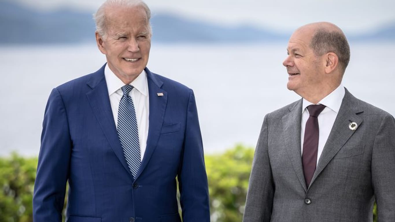 US-Präsident Joe Biden (l.) und Olaf Scholz (SPD) während des G7-Gipfels in Japan (Archivbild).