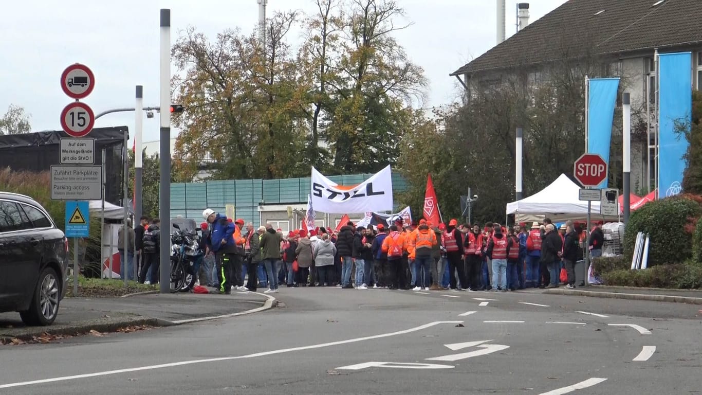 Mitarbeiter streiken vor dem Thyssenkrupp-Werk in Dortmund: Die IG Metall hat zur Arbeitsniederlegung aufgerufen.