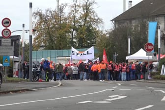 Mitarbeiter streiken vor dem Thyssenkrupp-Werk in Dortmund: Die IG Metall hat zur Arbeitsniederlegung aufgerufen.