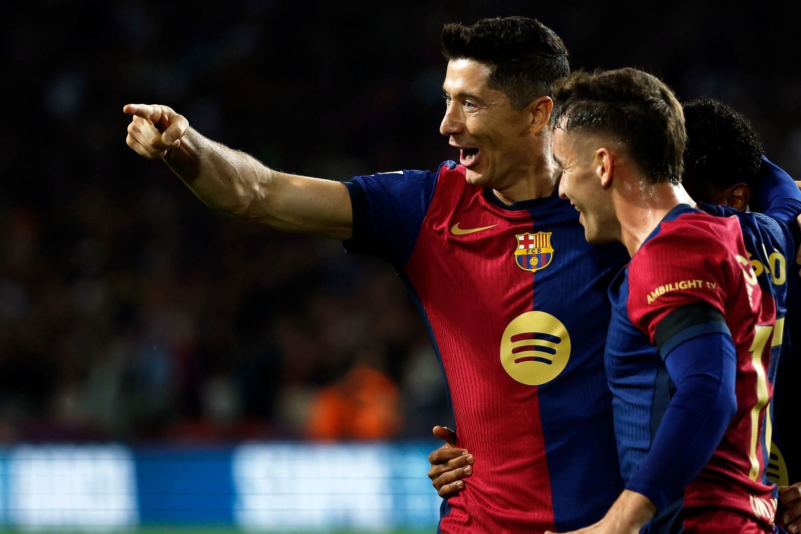 Robert Lewandowski (links) jubelt: Er erzielte zwei Treffer bei Barcelonas Kantersieg.