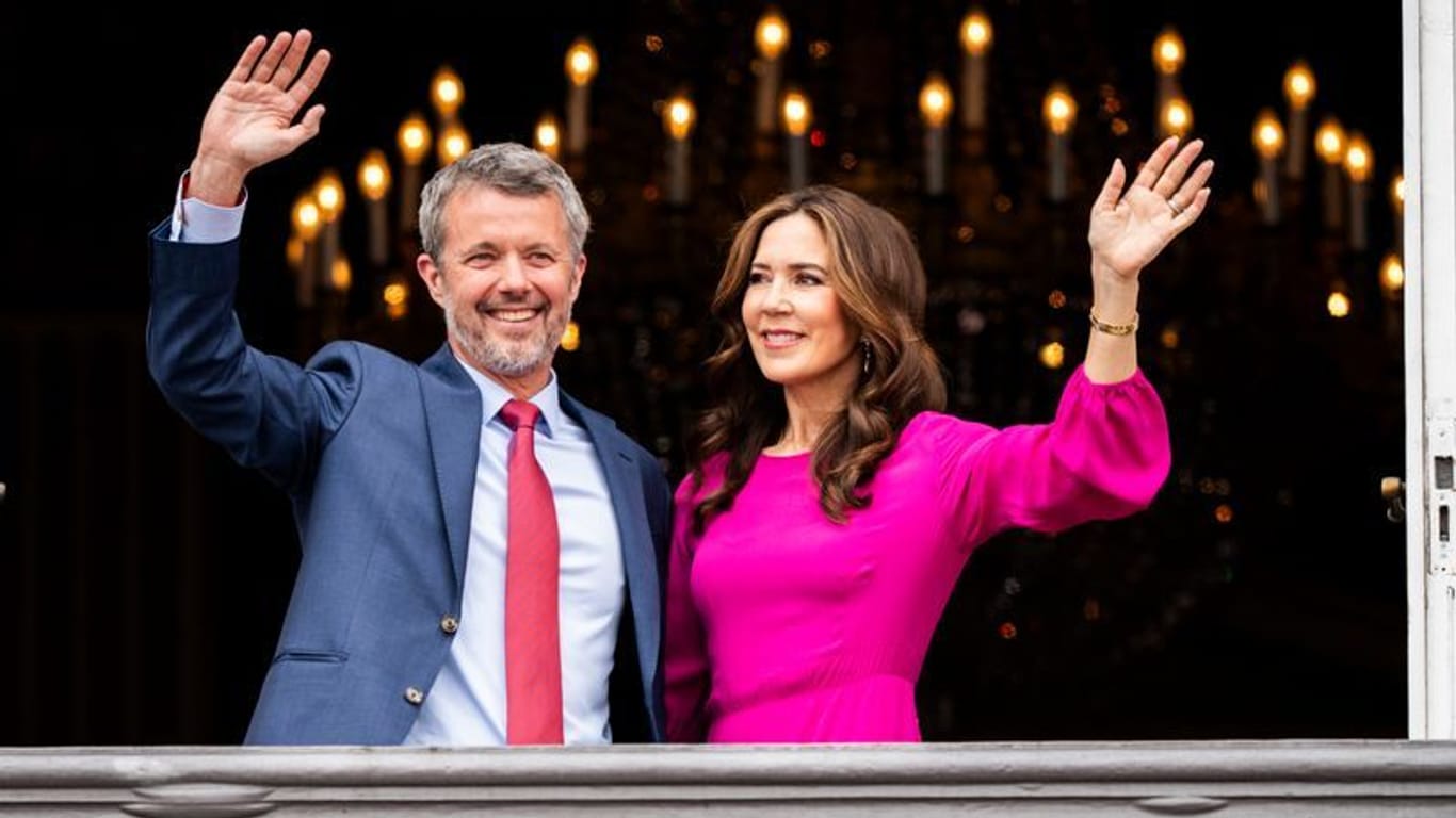 Dänemarks König Frederik X. winkt an seinem 56. Geburtstag mit seiner Frau Königin Mary vom Balkon des Palastes von Frederik VIII., Schloss Amalienborg in Kopenhagen.