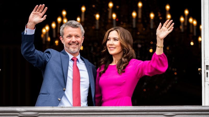 Dänemarks König Frederik X. winkt an seinem 56. Geburtstag mit seiner Frau Königin Mary vom Balkon des Palastes von Frederik VIII., Schloss Amalienborg in Kopenhagen.