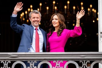 Dänemarks König Frederik X. winkt an seinem 56. Geburtstag mit seiner Frau Königin Mary vom Balkon des Palastes von Frederik VIII., Schloss Amalienborg in Kopenhagen.