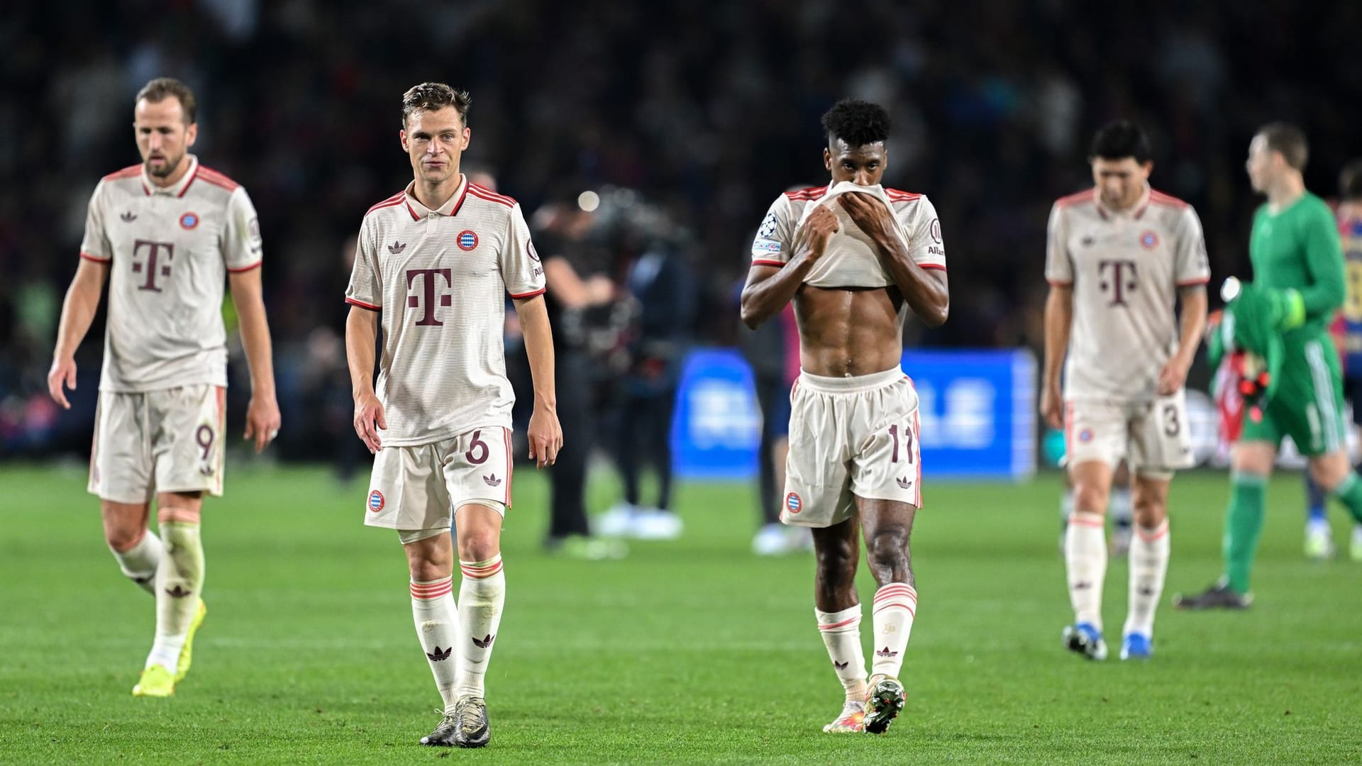 Der FC Bayern musste sich im Duell mit Ex-Trainer Hansi Flick und dem FC Barcelona deutlich geschlagen geben.