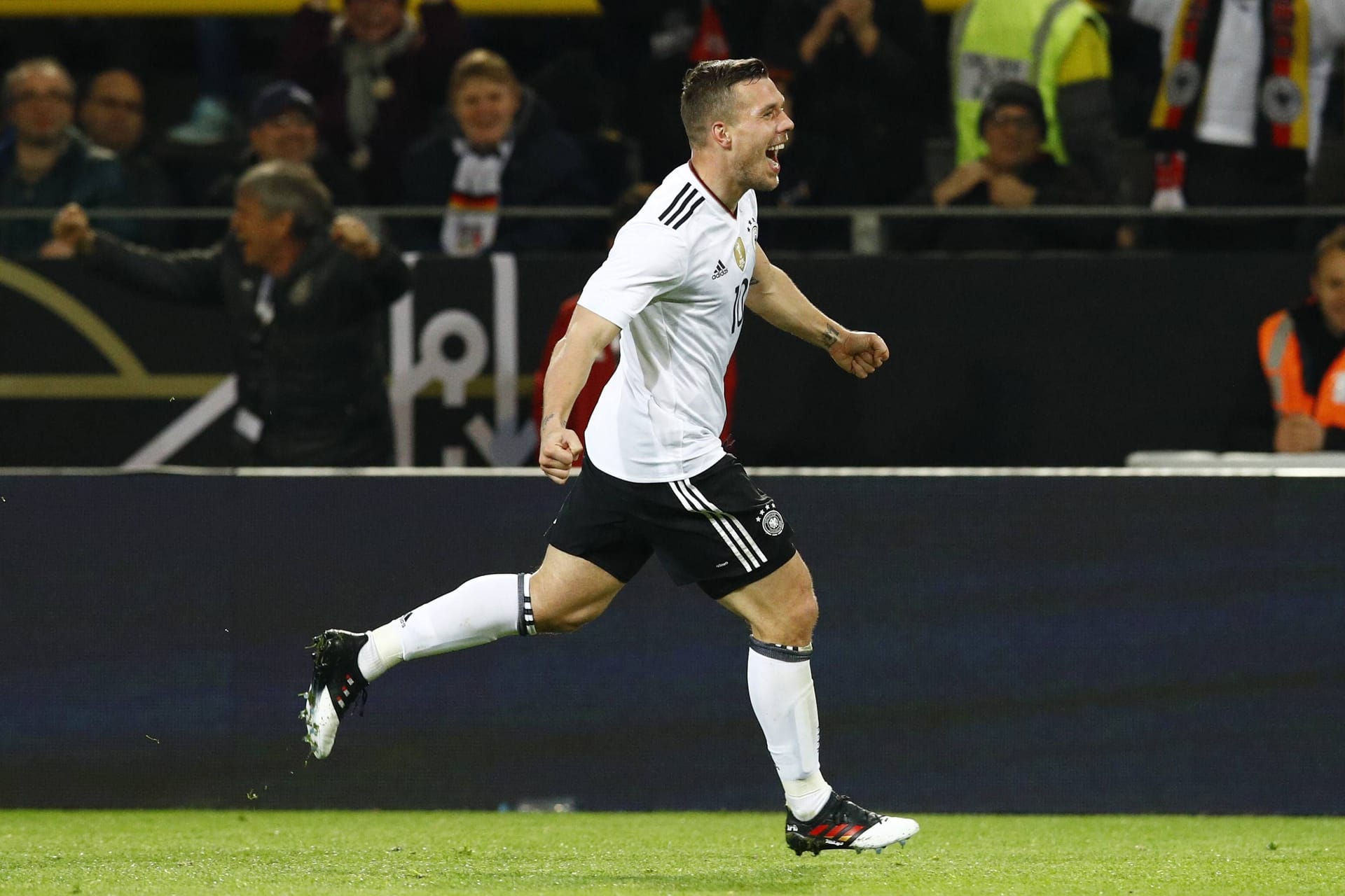 Aus der Nationalmannschaft verabschiedet sich Podolski im März 2017. In seinem 130. und letzten Länderspiel führt er Deutschland als Kapitän gegen England in Dortmund auf den Rasen.