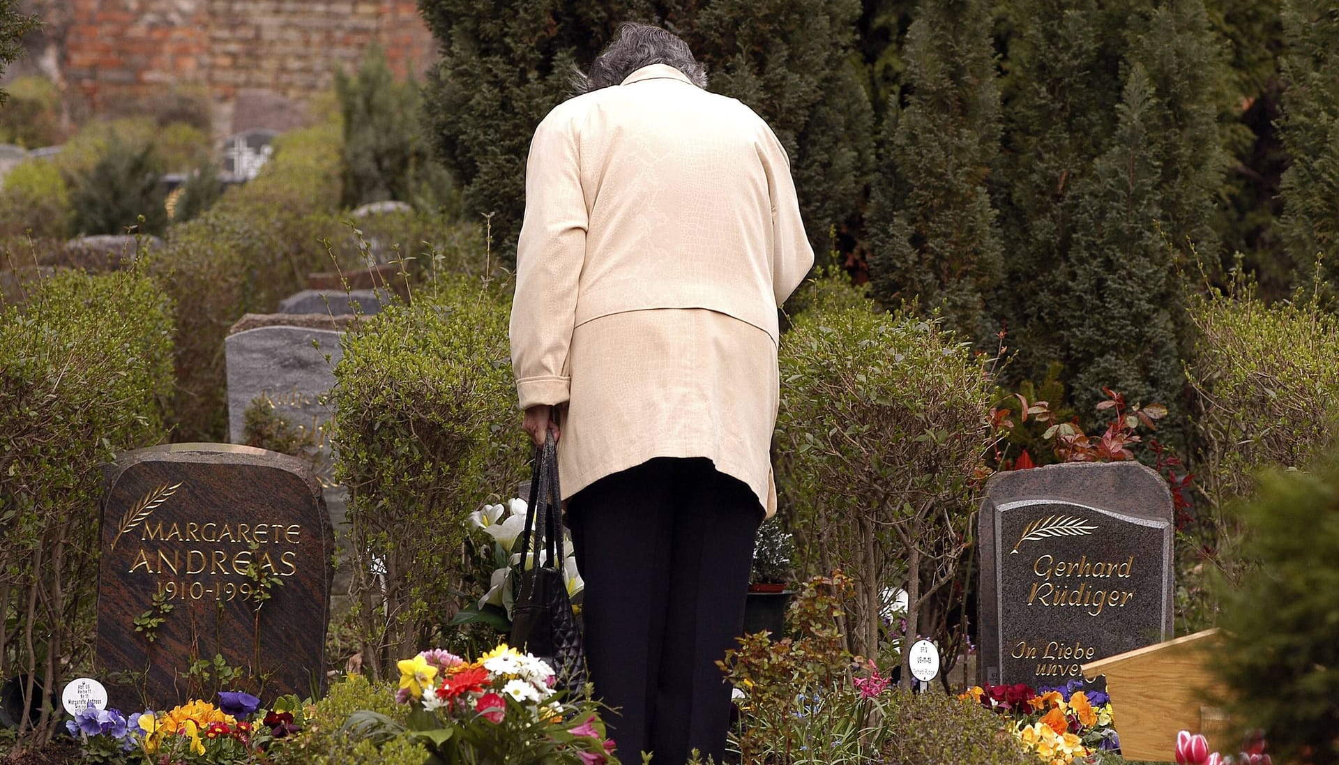 Eine Frau auf einem Friedhof (Archivbild): Die Polizei sucht Zeugen.