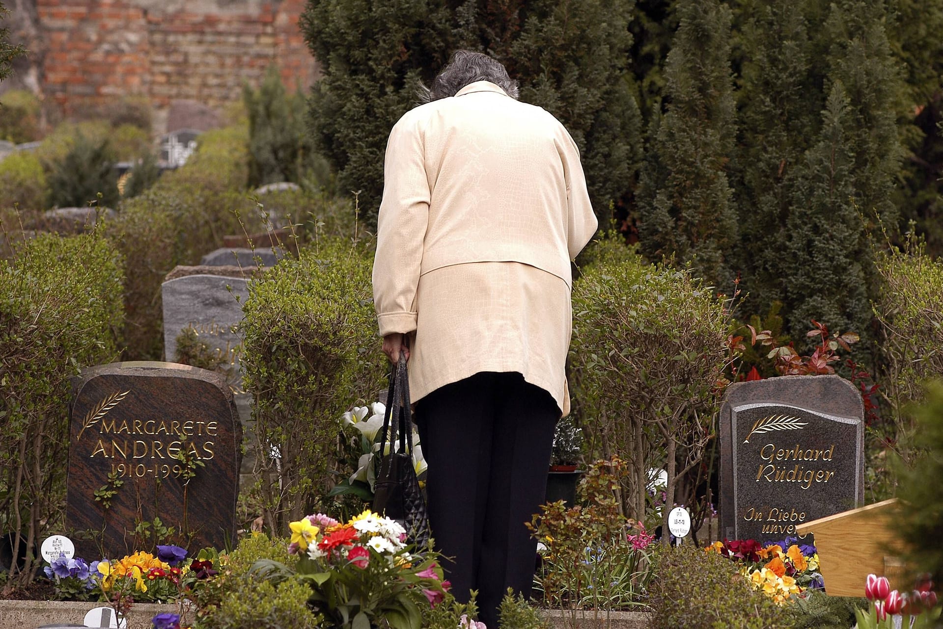 Eine Frau auf einem Friedhof (Archivbild): Die Polizei sucht Zeugen.