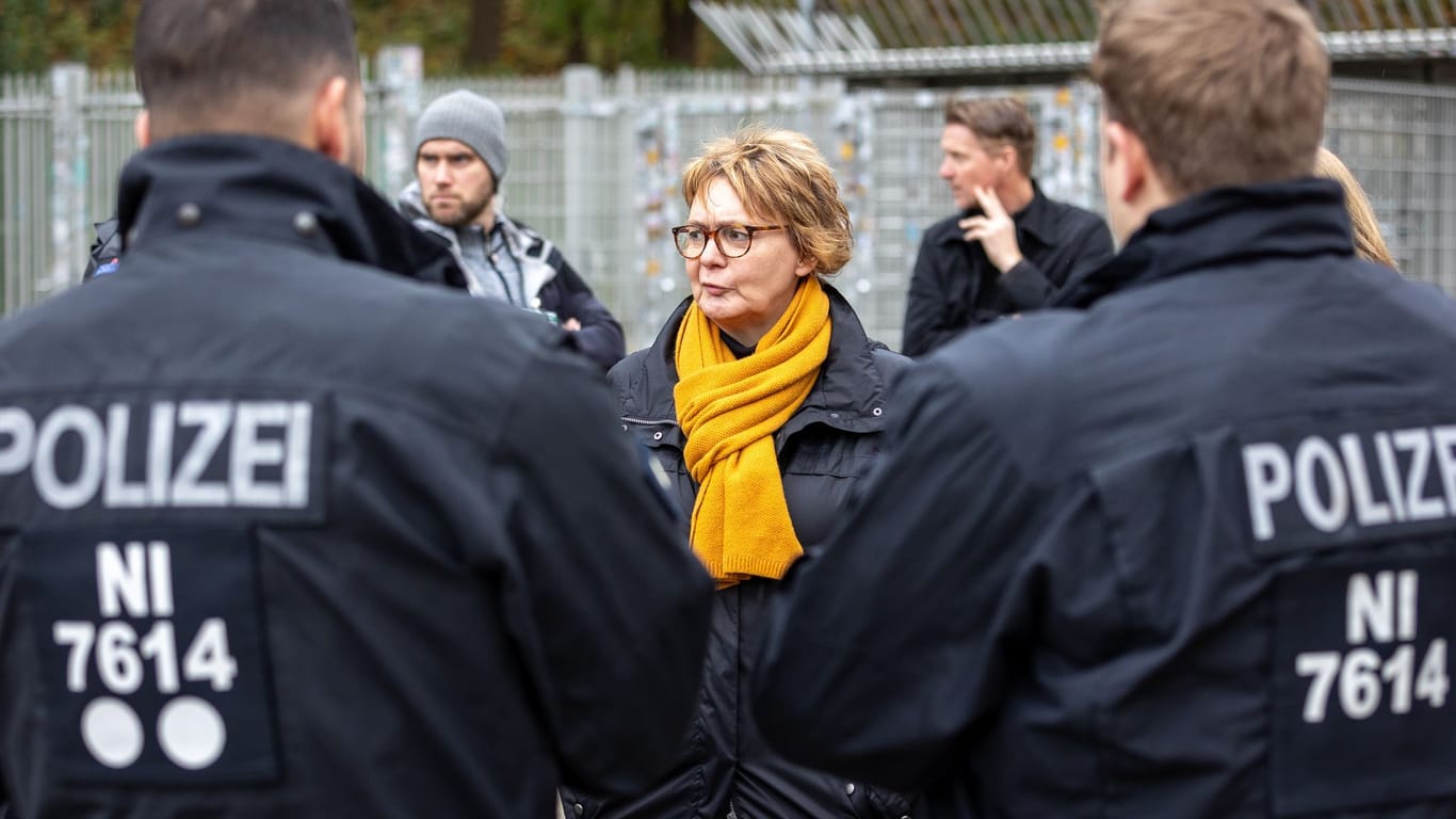 Innenministerin Daniela Behrens mit Polizeikräften (Archivbild): Sie hatte auf einen Ausschluss aller Gästefans beim Niedersachsen-Derby gedrängt.