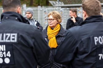 Innenministerin Daniela Behrens mit Polizeikräften (Archivbild): Sie hatte auf einen Ausschluss aller Gästefans beim Niedersachsen-Derby gedrängt.