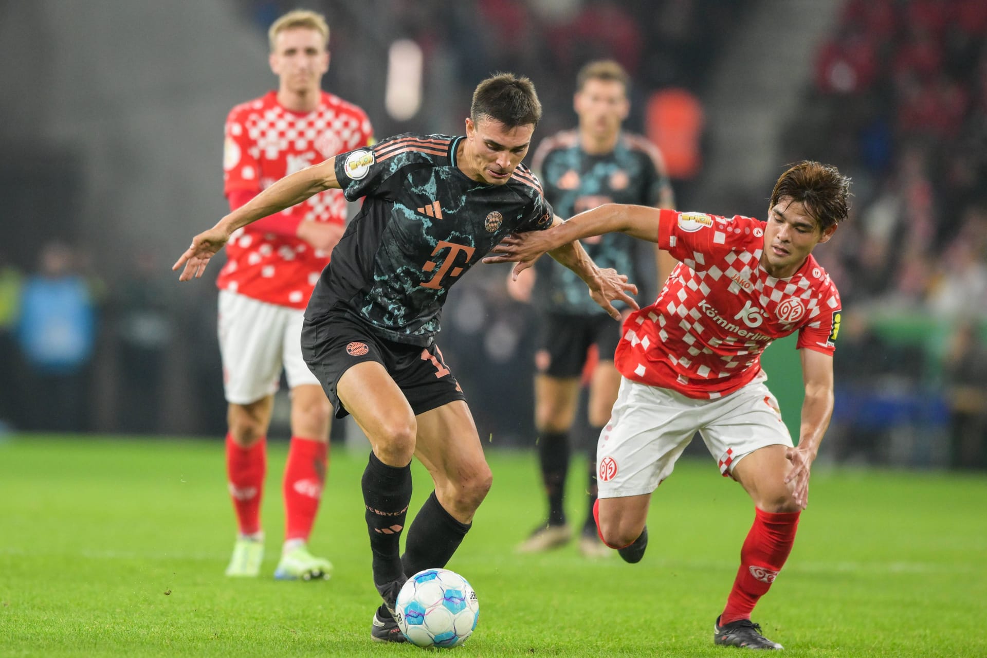 João Palhinha: Bekam direkt nach dem 1:0 noch mal taktische Sonderanweisungen an der Seitenlinie von Kompany. Leitete Sanés Schusschancen beide mit ein (27., 31.). Versuchte es am Ende noch mal aus der Distanz (83.). Ordentliche Leistung, so richtig wurde er aber auch nicht gefordert. Note 2