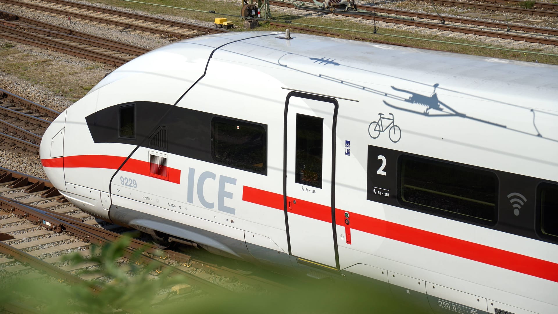 Ein ICE (Archivbild): Eine Zugbegleiterin ist auf dem Weg von Berlin nach München brutal attackiert worden.