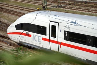 Ein ICE (Archivbild): Eine Zugbegleiterin ist auf dem Weg von Berlin nach München brutal attackiert worden.