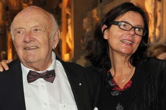 Der Schriftsteller Otfried Preußler steht 2010 vor Beginn des Festaktes für den Maximiliansorden in der Residenz mit seiner Tochter Susanne zusammen.