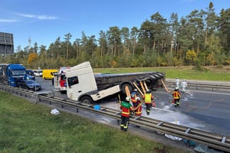 Ein Lastwagen liegt bei Behringersdorf quer auf allen Fahrspuren verteilt: Die Bergungsarbeiten könnten sich stundenlang hinziehen.