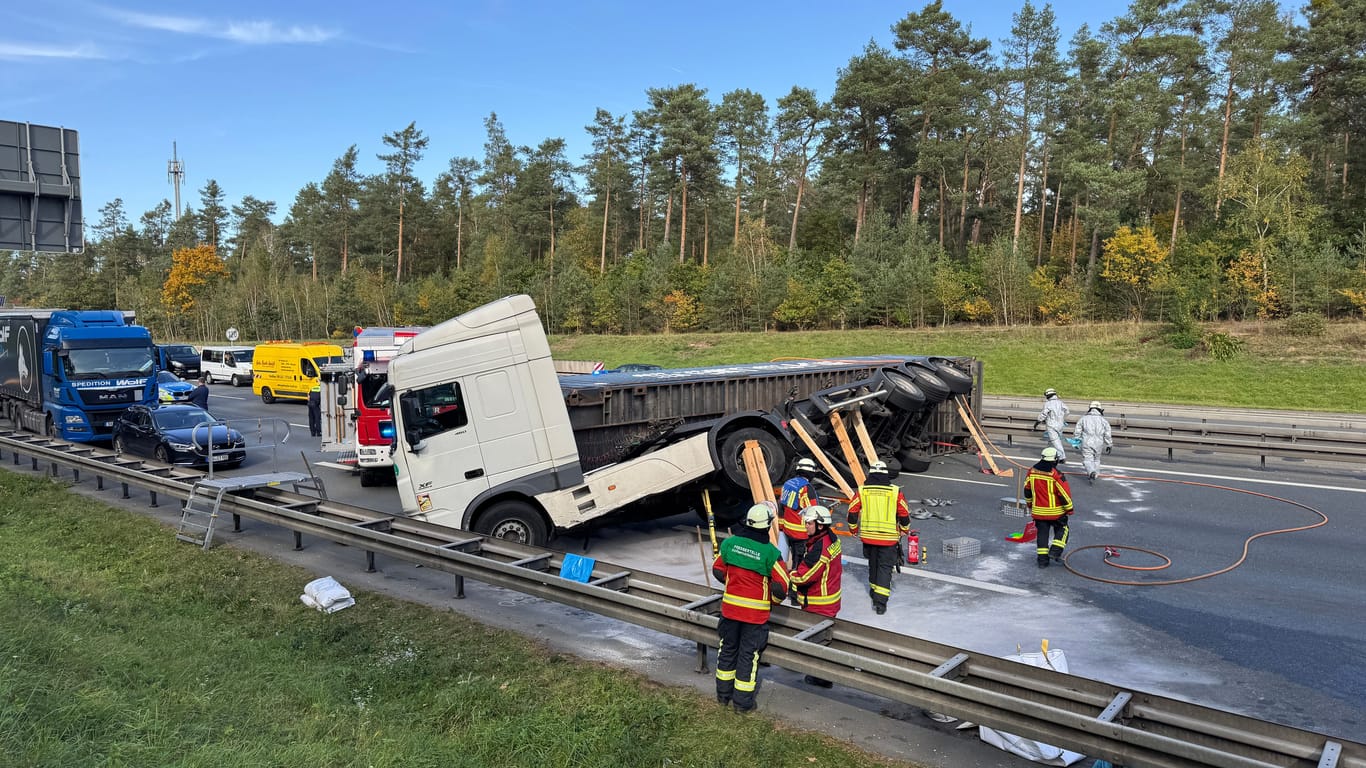 Ein Lastwagen liegt bei Behringersdorf quer auf allen Fahrspuren verteilt: Die Bergungsarbeiten könnten sich stundenlang hinziehen.