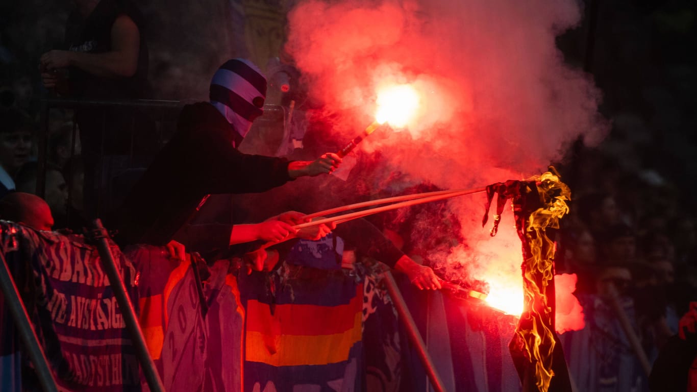 Pyro-Einsatz in Stockholm: Das Stadt-Derby musste am Sonntag abgebrochen werden.