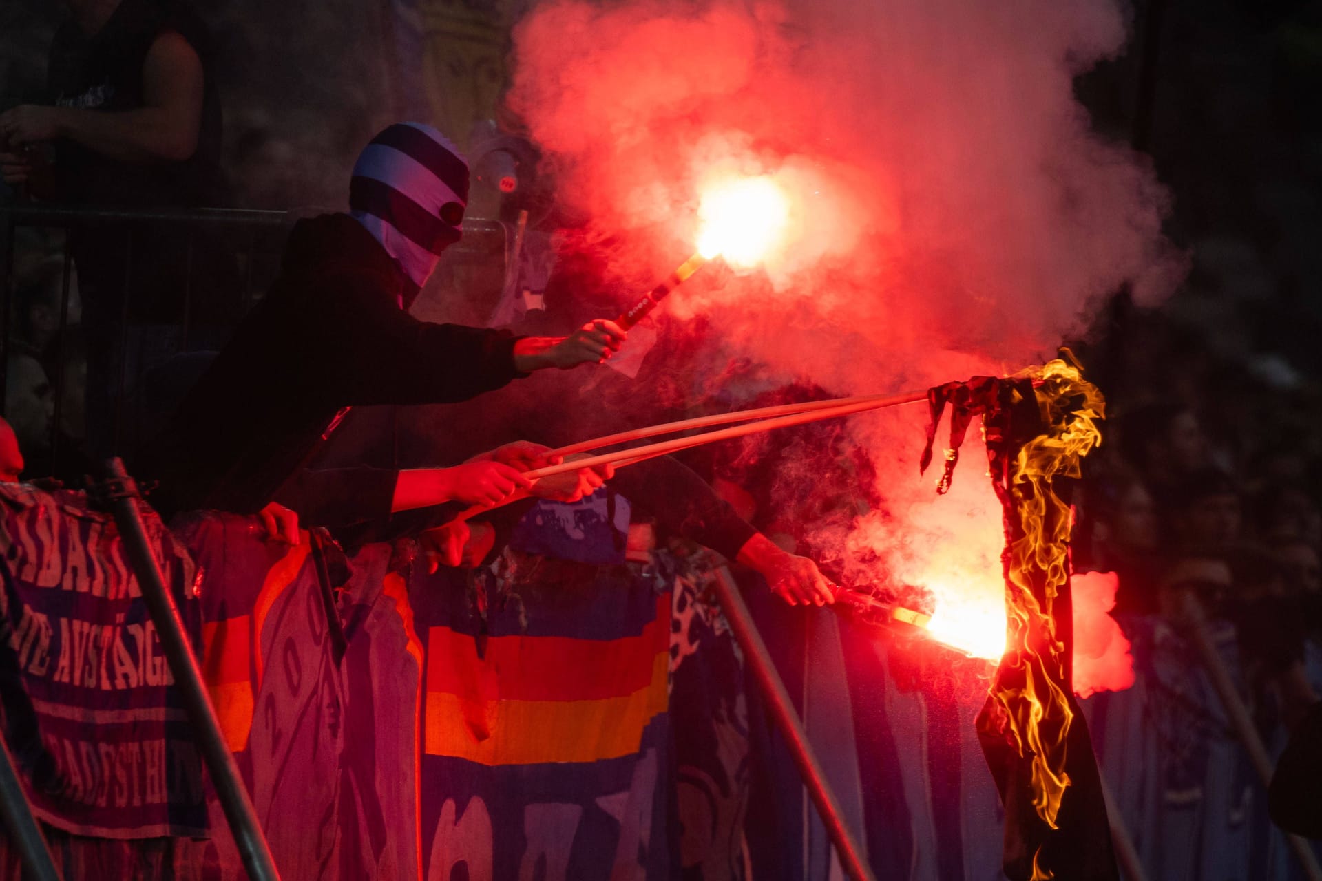 Pyro-Einsatz in Stockholm: Das Stadt-Derby musste am Sonntag abgebrochen werden.